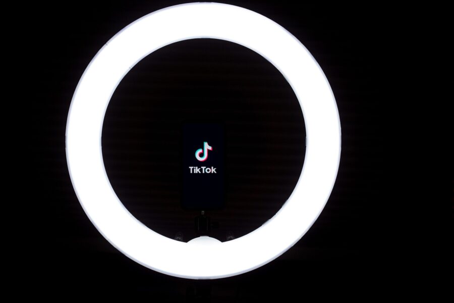 tik-tok-logo-within-a-ring-light