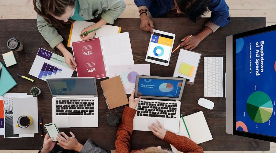 people carrying out digital marketing